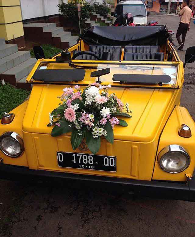 تصاویر تزئین و گل آرایی ماشین عروس قدیمی